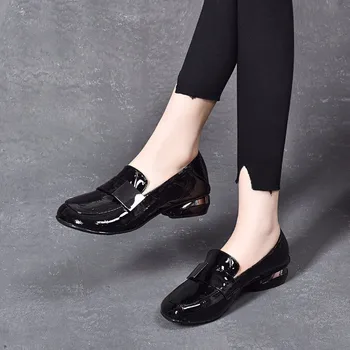 Лоферы в британския стил; дамски модни дамски обувки От лачена кожа с релефни изображения; новост 2022 г.; ежедневни обувки без обков от мека кожа на квадратен ток