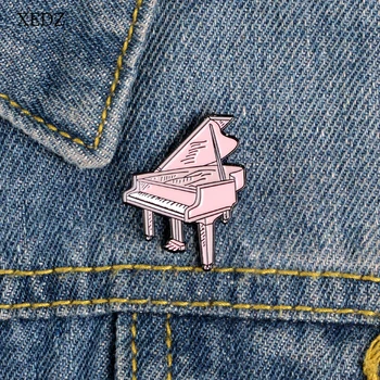 XEDZ Нов розово пиано брошка мода самоличността на карикатура забавно поддръжка на пиана икона бижута дънкови облекла раница висулка подарък