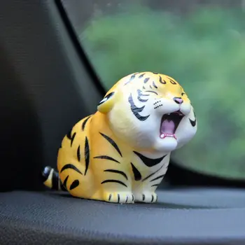 Съхраняват през годините мама на малък тигър сладък карикатура украса на колата дебел тигър ръчно автомобили кукла творчески чист червен автомобил украса за доставка 4